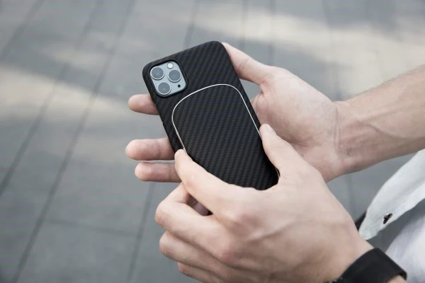 charge the iPhone 12 with a portable battery magnetic power bank