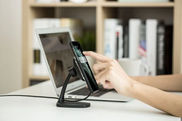 magnetic wireless charging stand for iPhone