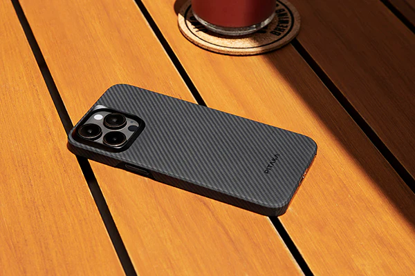 PITAKA aramid fiber iPhone 15 case