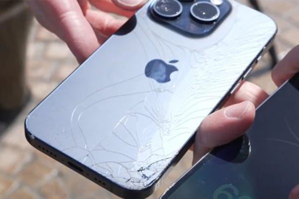 iPhone 15 Pro drop test