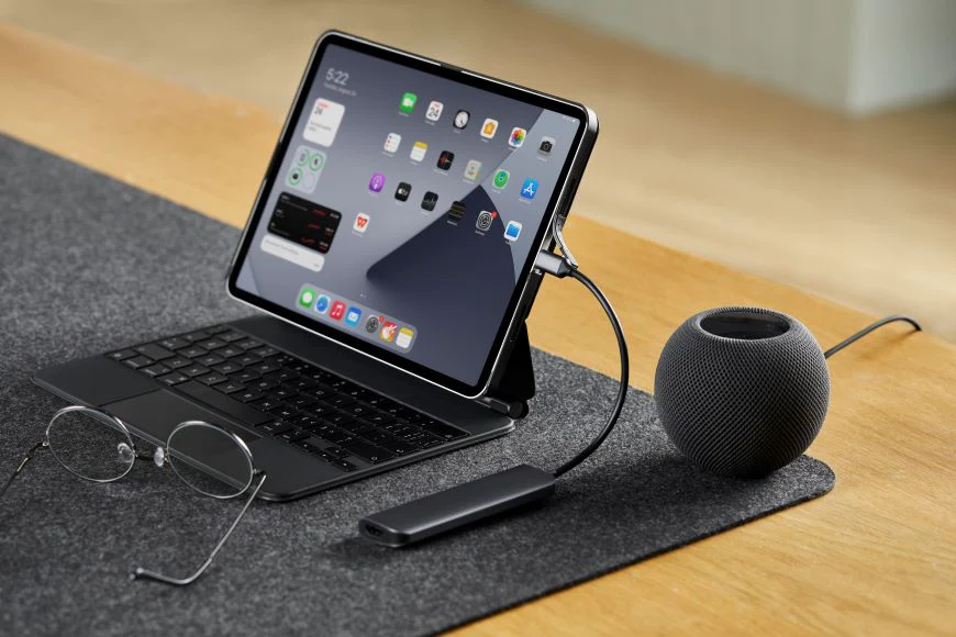 usb-c hub connected to magic keyboard of ipad pro